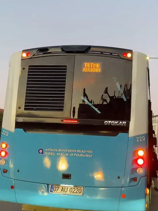 Antalya'da Otobüsten LED’li Uyarı Patenli Çocukları Şaşırttı 4